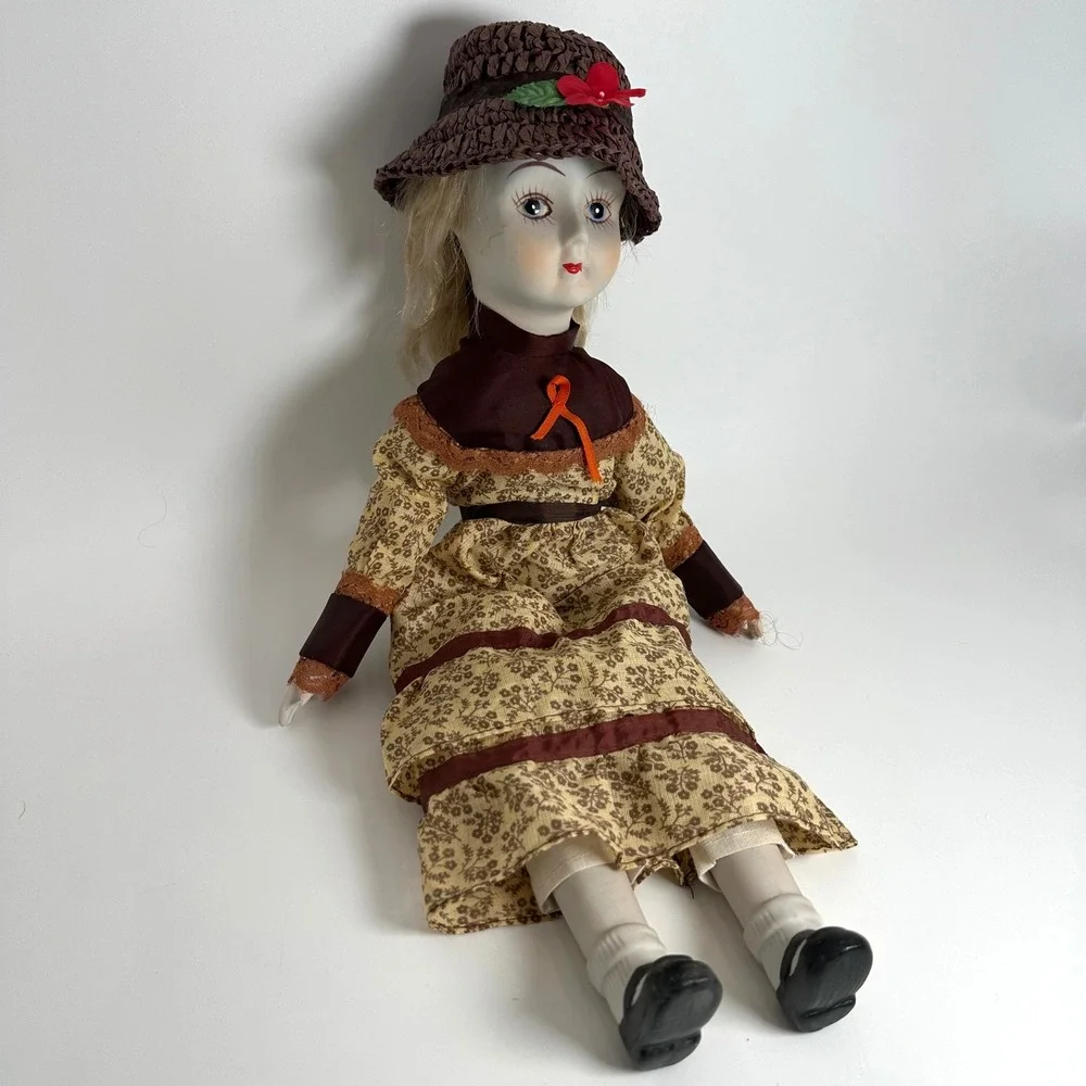 Walda Porcelain Doll‎ Girl 17